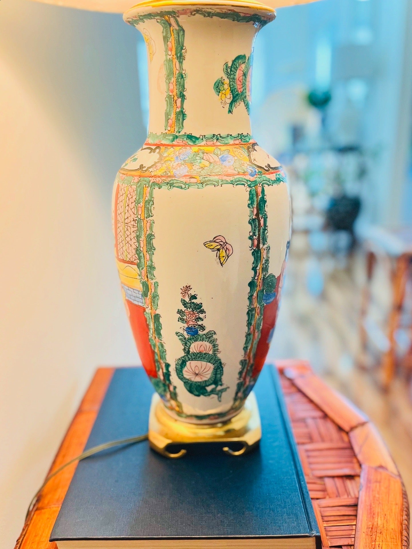 Rose medallion table lamp