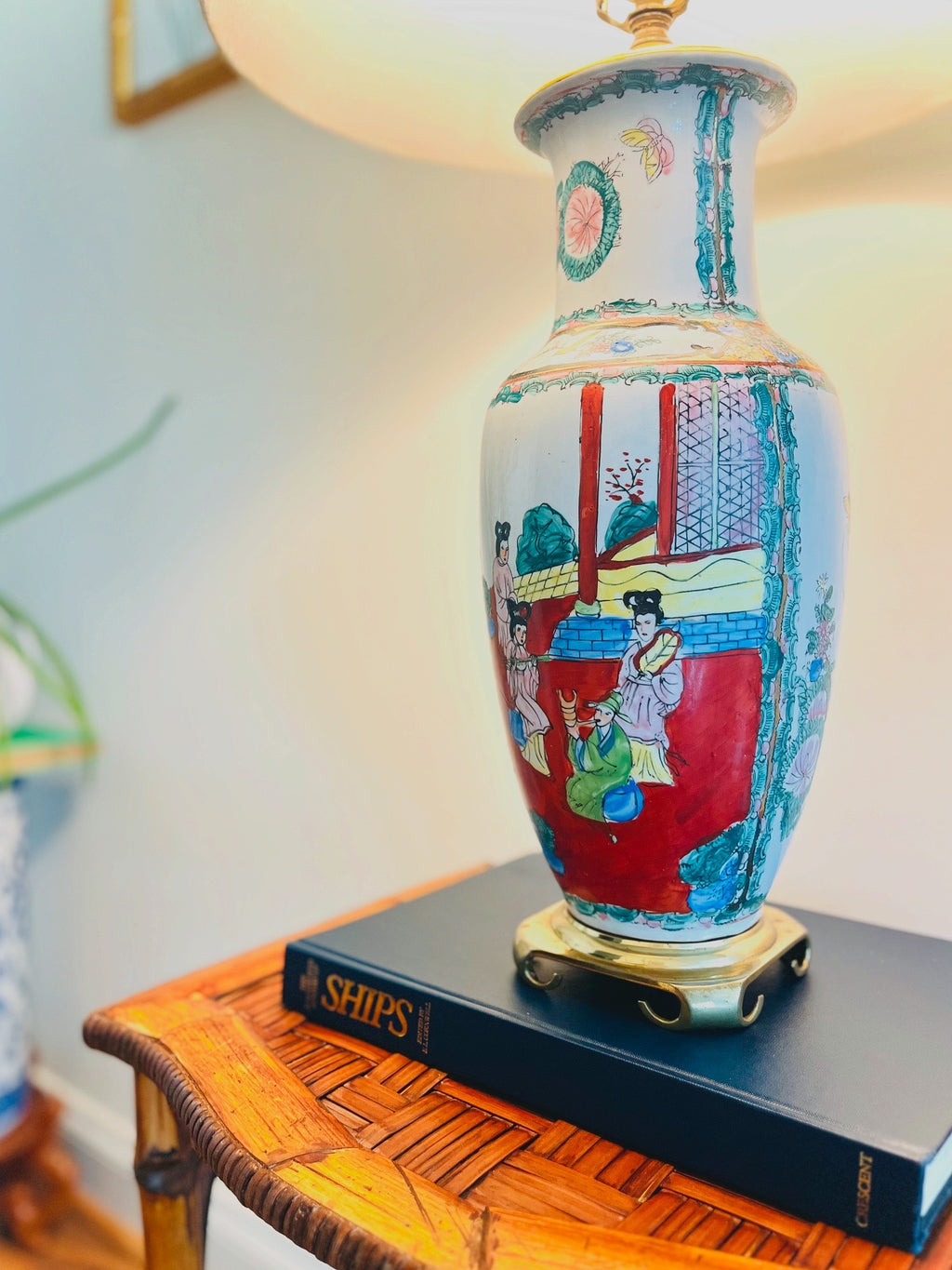 Rose medallion table lamp